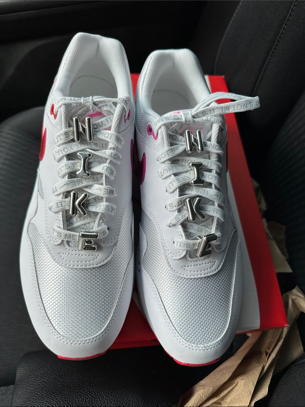 Nike White with Pink Accent Men’s Sneakers 10m/11.5w